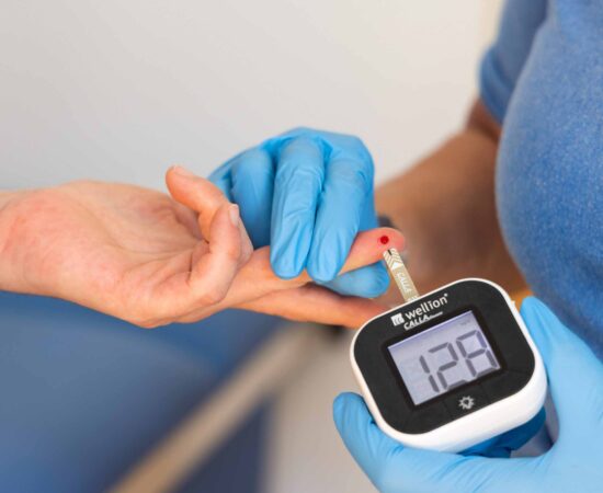 umfassende Diabetesbehandlung Blutzuckermessung bei Diabetes Mellitus